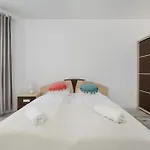 Bialowieska Z Aneksem Kuchennym I Balkonem By Renters 아파트 브로츠와프