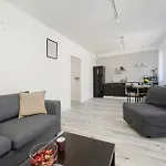 Bialowieska Z Aneksem Kuchennym I Balkonem By Renters 아파트 *