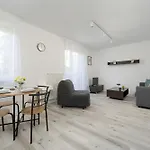Bialowieska Z Aneksem Kuchennym I Balkonem By Renters 아파트